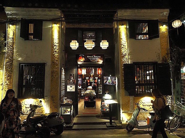 會安古鎮 (來遠橋、Faifo Coffee、華人會館群)、會安夜市、在地美食HOME Hoi An 餐廳、秋盆河乘船放水燈 — 2025年越南峴港、會安、美山、順化、巴拿山 — 聯合國世界文化遺產及遊樂園之六日悠遊 第一回