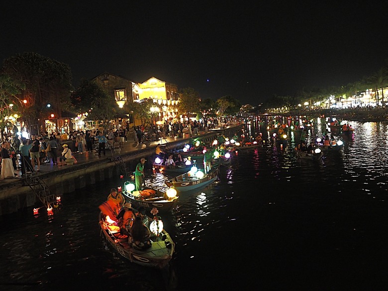 會安古鎮 (來遠橋、Faifo Coffee、華人會館群)、會安夜市、在地美食HOME Hoi An 餐廳、秋盆河乘船放水燈 — 2025年越南峴港、會安、美山、順化、巴拿山 — 聯合國世界文化遺產及遊樂園之六日悠遊 第一回