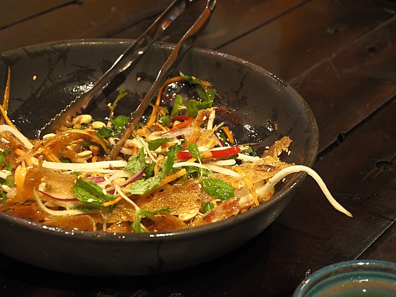 會安古鎮 (來遠橋、Faifo Coffee、華人會館群)、會安夜市、在地美食HOME Hoi An 餐廳、秋盆河乘船放水燈 — 2025年越南峴港、會安、美山、順化、巴拿山 — 聯合國世界文化遺產及遊樂園之六日悠遊 第一回