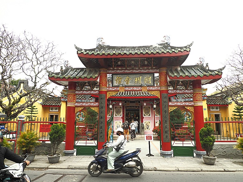 會安古鎮 (來遠橋、Faifo Coffee、華人會館群)、會安夜市、在地美食HOME Hoi An 餐廳、秋盆河乘船放水燈 — 2025年越南峴港、會安、美山、順化、巴拿山 — 聯合國世界文化遺產及遊樂園之六日悠遊 第一回