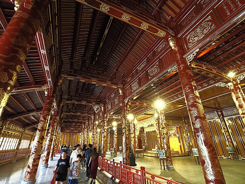 順化皇城(Kinh thành Huế)、啟定皇陵(Lăng Khải Định)、靈姥寺(天姥寺) (Chùa Thiên Mụ)、線香民俗文化村(Incense Village)、皇帝宮廷宴,附掛峴港 AU LAC BEACH海鮮餐廳 — 2025年越南峴港、會安、美山、順化、巴拿山太陽世界六日歷史文化及遊樂園之旅 第五回