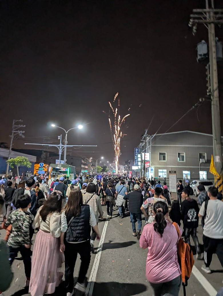 點我看大圖 2025 繞境大白 大甲媽繞境 一起追女神 熱血熬夜12小時
