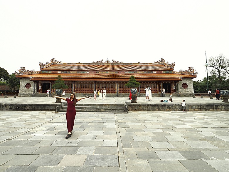 順化皇城(Kinh thành Huế)、啟定皇陵(Lăng Khải Định)、靈姥寺(天姥寺) (Chùa Thiên Mụ)、線香民俗文化村(Incense Village)、皇帝宮廷宴,附掛峴港 AU LAC BEACH海鮮餐廳 — 2025年越南峴港、會安、美山、順化、巴拿山太陽世界六日歷史文化及遊樂園之旅 第五回