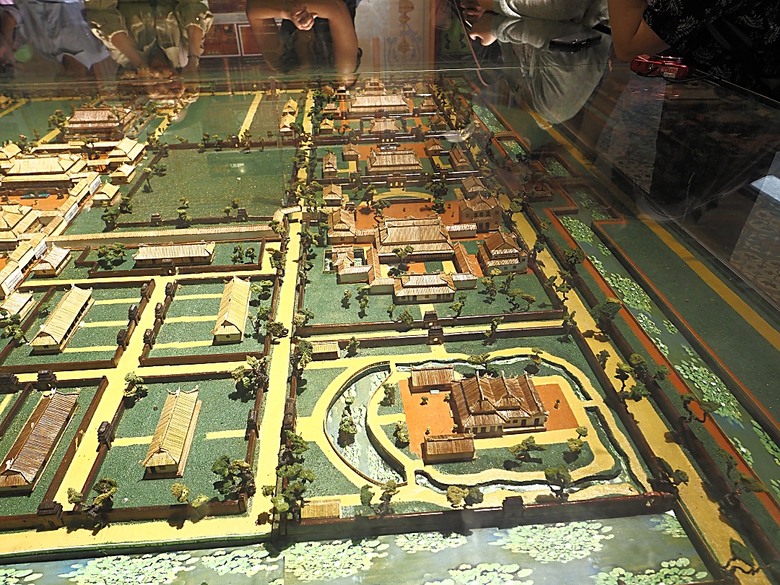 順化皇城(Kinh thành Huế)、啟定皇陵(Lăng Khải Định)、靈姥寺(天姥寺) (Chùa Thiên Mụ)、線香民俗文化村(Incense Village)、皇帝宮廷宴，附掛峴港 AU LAC BEACH海鮮餐廳 — 2025年越南峴港、會安、美山、順化、巴拿山太陽世界六日歷史文化及遊樂園之旅 第五回