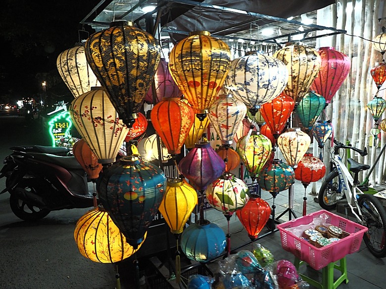 會安古鎮 (來遠橋、Faifo Coffee、華人會館群)、會安夜市、在地美食HOME Hoi An 餐廳、秋盆河乘船放水燈 — 2025年越南峴港、會安、美山、順化、巴拿山 — 聯合國世界文化遺產及遊樂園之六日悠遊 第一回