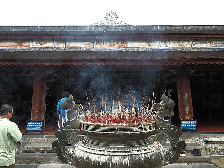 順化皇城(Kinh thành Huế)、啟定皇陵(Lăng Khải Định)、靈姥寺(天姥寺) (Chùa Thiên Mụ)、線香民俗文化村(Incense Village)、皇帝宮廷宴,附掛峴港 AU LAC BEACH海鮮餐廳 — 2025年越南峴港、會安、美山、順化、巴拿山太陽世界六日歷史文化及遊樂園之旅 第五回