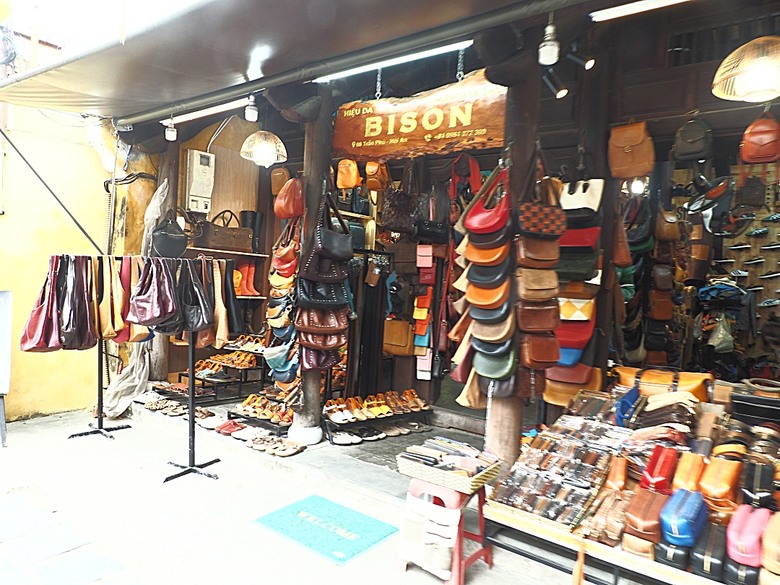 會安古鎮 (來遠橋、Faifo Coffee、華人會館群)、會安夜市、在地美食HOME Hoi An 餐廳、秋盆河乘船放水燈 — 2025年越南峴港、會安、美山、順化、巴拿山 — 聯合國世界文化遺產及遊樂園之六日悠遊 第一回