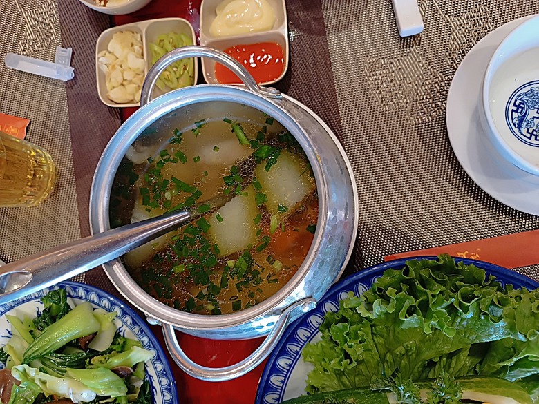 順化皇城(Kinh thành Huế)、啟定皇陵(Lăng Khải Định)、靈姥寺(天姥寺) (Chùa Thiên Mụ)、線香民俗文化村(Incense Village)、皇帝宮廷宴,附掛峴港 AU LAC BEACH海鮮餐廳 — 2025年越南峴港、會安、美山、順化、巴拿山太陽世界六日歷史文化及遊樂園之旅 第五回