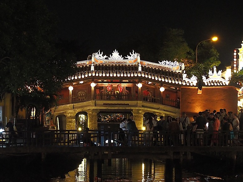 會安古鎮 (來遠橋、Faifo Coffee、華人會館群)、會安夜市、在地美食HOME Hoi An 餐廳、秋盆河乘船放水燈 — 2025年越南峴港、會安、美山、順化、巴拿山 — 聯合國世界文化遺產及遊樂園之六日悠遊 第一回
