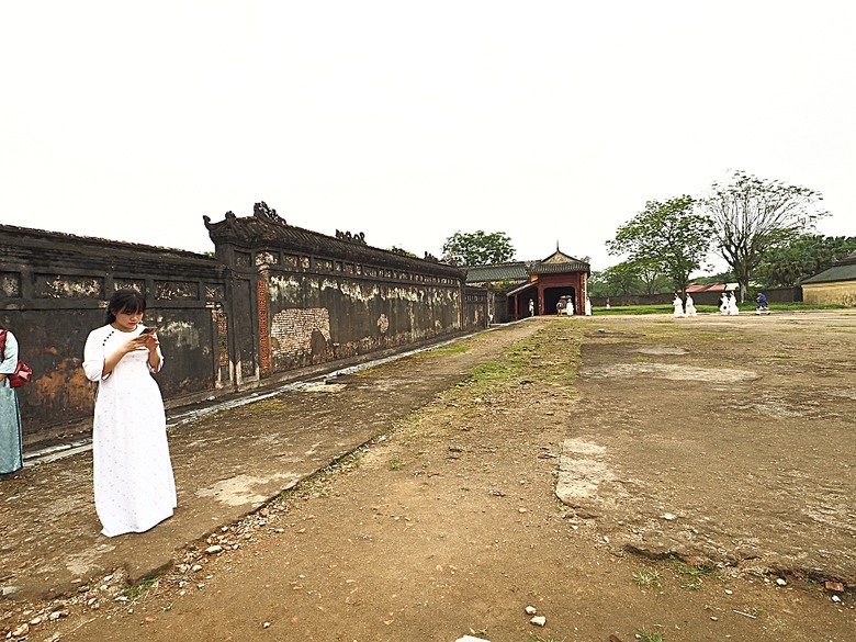 順化皇城(Kinh thành Huế)、啟定皇陵(Lăng Khải Định)、靈姥寺(天姥寺) (Chùa Thiên Mụ)、線香民俗文化村(Incense Village)、皇帝宮廷宴,附掛峴港 AU LAC BEACH海鮮餐廳 — 2025年越南峴港、會安、美山、順化、巴拿山太陽世界六日歷史文化及遊樂園之旅 第五回