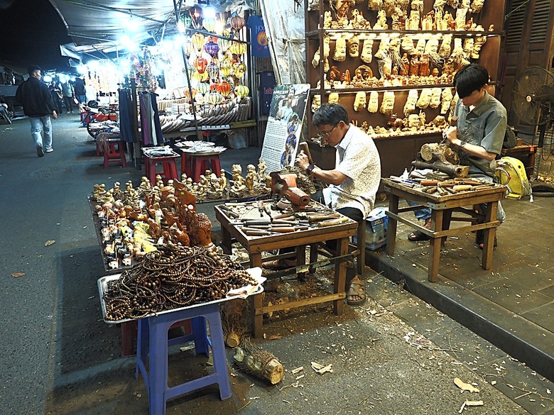 會安古鎮 (來遠橋、Faifo Coffee、華人會館群)、會安夜市、在地美食HOME Hoi An 餐廳、秋盆河乘船放水燈 — 2025年越南峴港、會安、美山、順化、巴拿山 — 聯合國世界文化遺產及遊樂園之六日悠遊 第一回