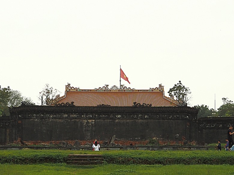 順化皇城(Kinh thành Huế)、啟定皇陵(Lăng Khải Định)、靈姥寺(天姥寺) (Chùa Thiên Mụ)、線香民俗文化村(Incense Village)、皇帝宮廷宴,附掛峴港 AU LAC BEACH海鮮餐廳 — 2025年越南峴港、會安、美山、順化、巴拿山太陽世界六日歷史文化及遊樂園之旅 第五回