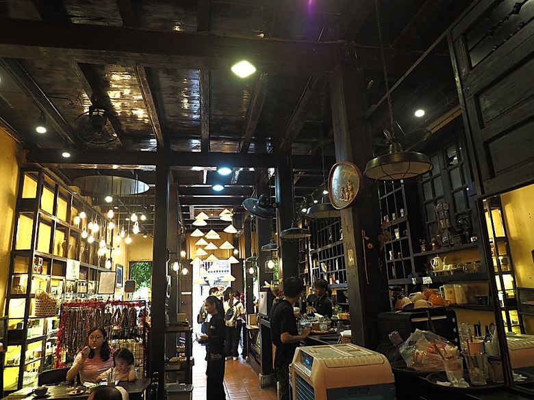 會安古鎮 (來遠橋、Faifo Coffee、華人會館群)、會安夜市、在地美食HOME Hoi An 餐廳、秋盆河乘船放水燈 — 2025年越南峴港、會安、美山、順化、巴拿山 — 聯合國世界文化遺產及遊樂園之六日悠遊 第一回