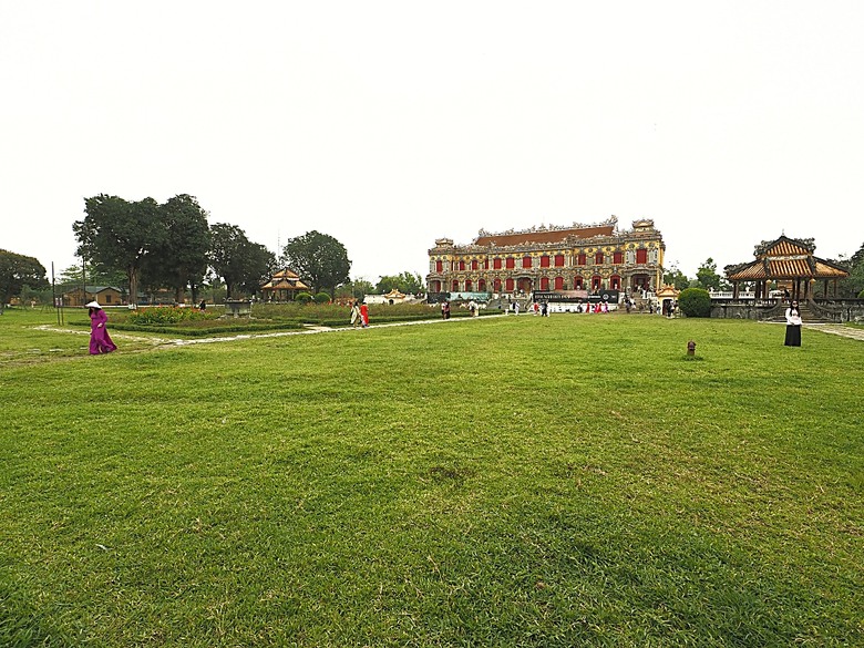 順化皇城(Kinh thành Huế)、啟定皇陵(Lăng Khải Định)、靈姥寺(天姥寺) (Chùa Thiên Mụ)、線香民俗文化村(Incense Village)、皇帝宮廷宴,附掛峴港 AU LAC BEACH海鮮餐廳 — 2025年越南峴港、會安、美山、順化、巴拿山太陽世界六日歷史文化及遊樂園之旅 第五回