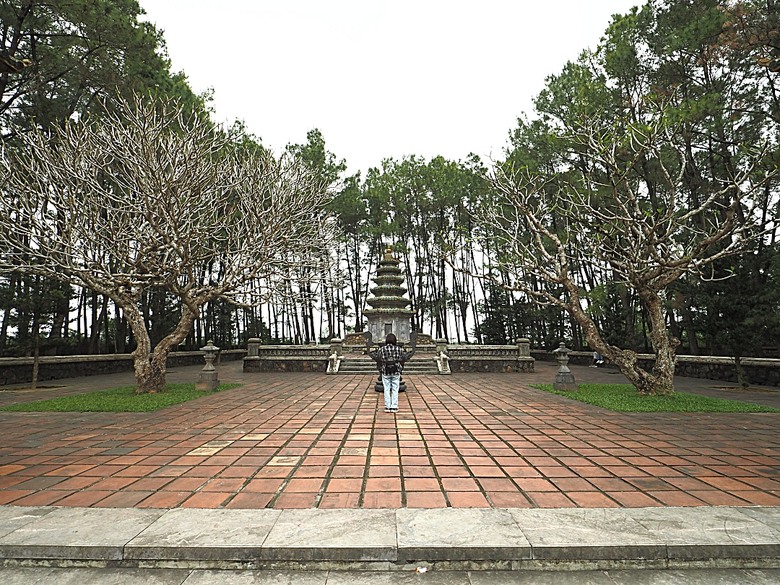 順化皇城(Kinh thành Huế)、啟定皇陵(Lăng Khải Định)、靈姥寺(天姥寺) (Chùa Thiên Mụ)、線香民俗文化村(Incense Village)、皇帝宮廷宴,附掛峴港 AU LAC BEACH海鮮餐廳 — 2025年越南峴港、會安、美山、順化、巴拿山太陽世界六日歷史文化及遊樂園之旅 第五回