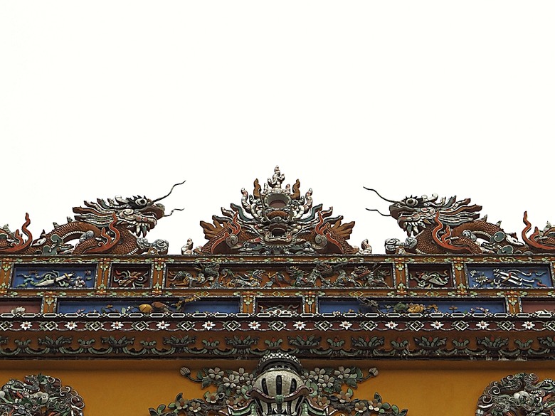 順化皇城(Kinh thành Huế)、啟定皇陵(Lăng Khải Định)、靈姥寺(天姥寺) (Chùa Thiên Mụ)、線香民俗文化村(Incense Village)、皇帝宮廷宴，附掛峴港 AU LAC BEACH海鮮餐廳 — 2025年越南峴港、會安、美山、順化、巴拿山太陽世界六日歷史文化及遊樂園之旅 第五回