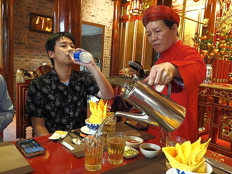 順化皇城(Kinh thành Huế)、啟定皇陵(Lăng Khải Định)、靈姥寺(天姥寺) (Chùa Thiên Mụ)、線香民俗文化村(Incense Village)、皇帝宮廷宴,附掛峴港 AU LAC BEACH海鮮餐廳 — 2025年越南峴港、會安、美山、順化、巴拿山太陽世界六日歷史文化及遊樂園之旅 第五回