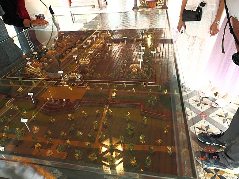 順化皇城(Kinh thành Huế)、啟定皇陵(Lăng Khải Định)、靈姥寺(天姥寺) (Chùa Thiên Mụ)、線香民俗文化村(Incense Village)、皇帝宮廷宴，附掛峴港 AU LAC BEACH海鮮餐廳 — 2025年越南峴港、會安、美山、順化、巴拿山太陽世界六日歷史文化及遊樂園之旅 第五回