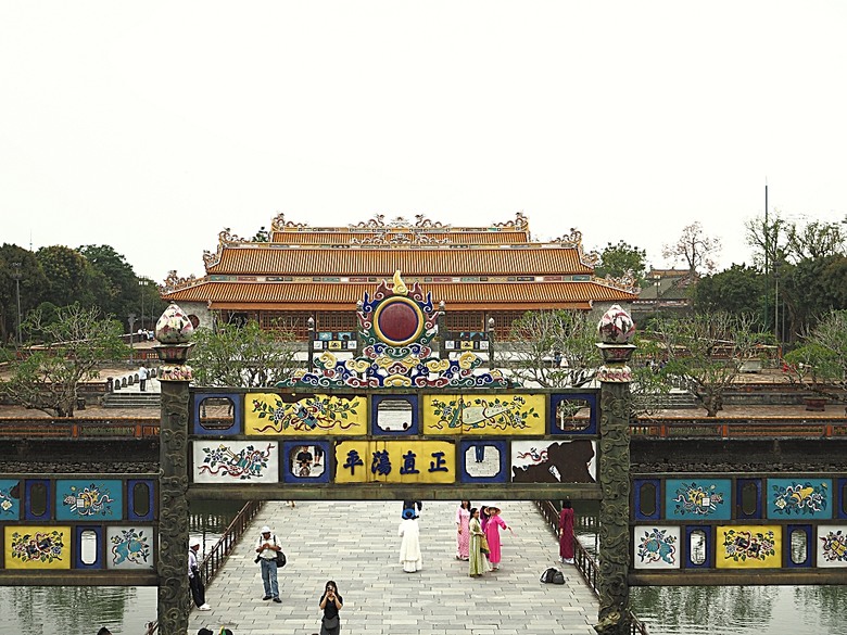 順化皇城(Kinh thành Huế)、啟定皇陵(Lăng Khải Định)、靈姥寺(天姥寺) (Chùa Thiên Mụ)、線香民俗文化村(Incense Village)、皇帝宮廷宴,附掛峴港 AU LAC BEACH海鮮餐廳 — 2025年越南峴港、會安、美山、順化、巴拿山太陽世界六日歷史文化及遊樂園之旅 第五回