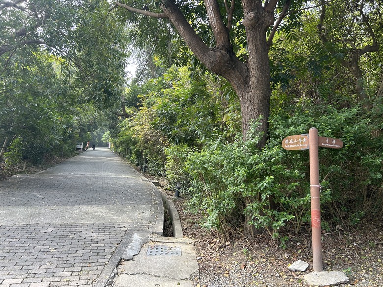軍事堡壘與惡地交織的漯(ㄊㄚˋ)底山自然公園