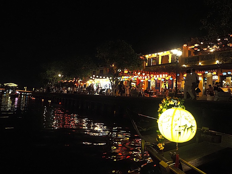 會安古鎮 (來遠橋、Faifo Coffee、華人會館群)、會安夜市、在地美食HOME Hoi An 餐廳、秋盆河乘船放水燈 — 2025年越南峴港、會安、美山、順化、巴拿山 — 聯合國世界文化遺產及遊樂園之六日悠遊 第一回