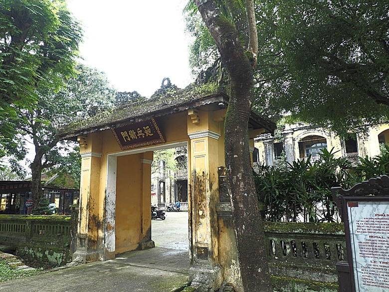 順化皇城(Kinh thành Huế)、啟定皇陵(Lăng Khải Định)、靈姥寺(天姥寺) (Chùa Thiên Mụ)、線香民俗文化村(Incense Village)、皇帝宮廷宴,附掛峴港 AU LAC BEACH海鮮餐廳 — 2025年越南峴港、會安、美山、順化、巴拿山太陽世界六日歷史文化及遊樂園之旅 第五回