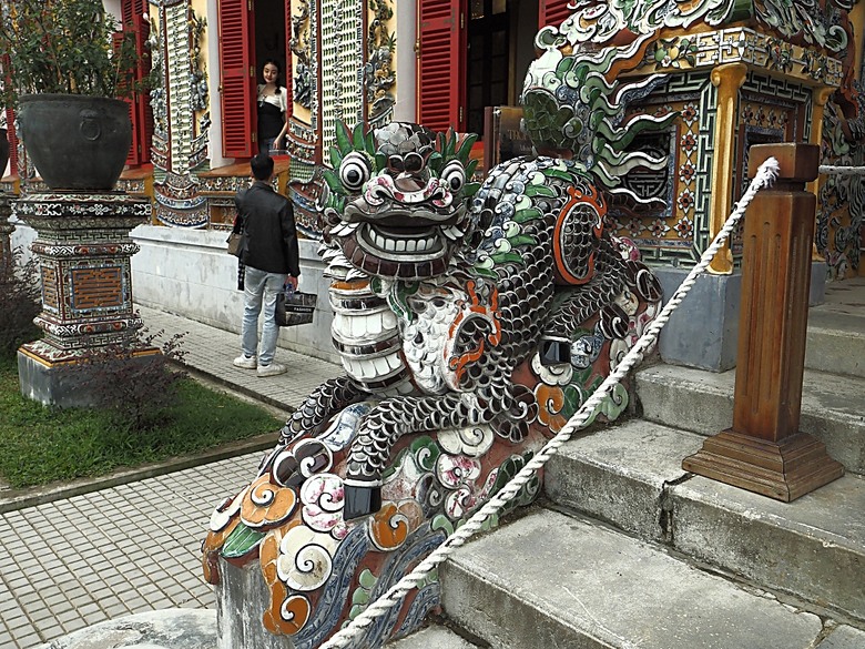 順化皇城(Kinh thành Huế)、啟定皇陵(Lăng Khải Định)、靈姥寺(天姥寺) (Chùa Thiên Mụ)、線香民俗文化村(Incense Village)、皇帝宮廷宴，附掛峴港 AU LAC BEACH海鮮餐廳 — 2025年越南峴港、會安、美山、順化、巴拿山太陽世界六日歷史文化及遊樂園之旅 第五回