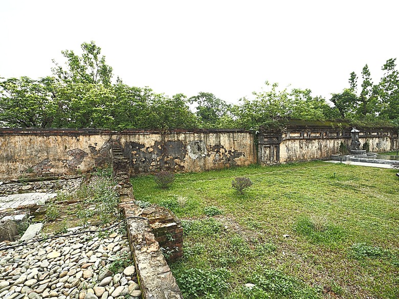 順化皇城(Kinh thành Huế)、啟定皇陵(Lăng Khải Định)、靈姥寺(天姥寺) (Chùa Thiên Mụ)、線香民俗文化村(Incense Village)、皇帝宮廷宴,附掛峴港 AU LAC BEACH海鮮餐廳 — 2025年越南峴港、會安、美山、順化、巴拿山太陽世界六日歷史文化及遊樂園之旅 第五回