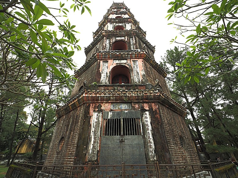 順化皇城(Kinh thành Huế)、啟定皇陵(Lăng Khải Định)、靈姥寺(天姥寺) (Chùa Thiên Mụ)、線香民俗文化村(Incense Village)、皇帝宮廷宴,附掛峴港 AU LAC BEACH海鮮餐廳 — 2025年越南峴港、會安、美山、順化、巴拿山太陽世界六日歷史文化及遊樂園之旅 第五回
