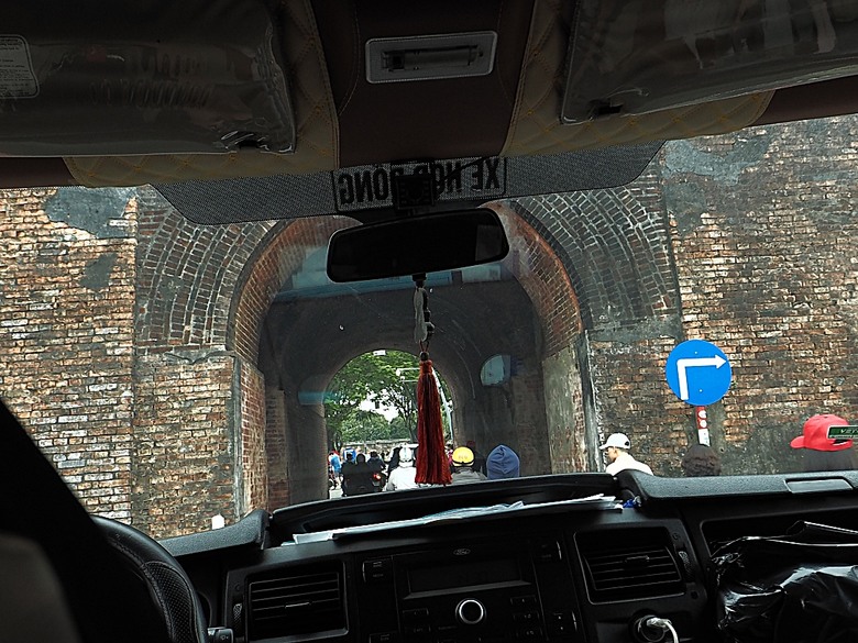 順化皇城(Kinh thành Huế)、啟定皇陵(Lăng Khải Định)、靈姥寺(天姥寺) (Chùa Thiên Mụ)、線香民俗文化村(Incense Village)、皇帝宮廷宴,附掛峴港 AU LAC BEACH海鮮餐廳 — 2025年越南峴港、會安、美山、順化、巴拿山太陽世界六日歷史文化及遊樂園之旅 第五回