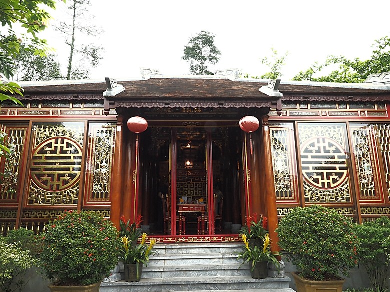 順化皇城(Kinh thành Huế)、啟定皇陵(Lăng Khải Định)、靈姥寺(天姥寺) (Chùa Thiên Mụ)、線香民俗文化村(Incense Village)、皇帝宮廷宴,附掛峴港 AU LAC BEACH海鮮餐廳 — 2025年越南峴港、會安、美山、順化、巴拿山太陽世界六日歷史文化及遊樂園之旅 第五回