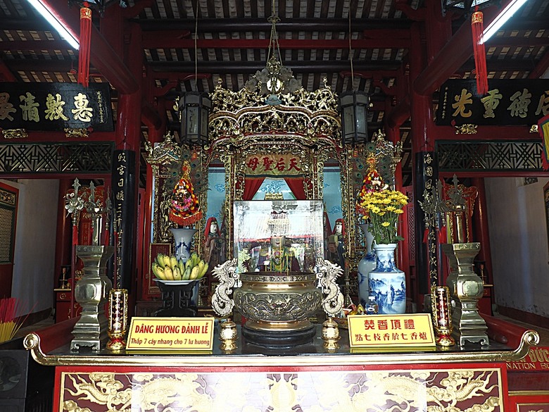 會安古鎮 (來遠橋、Faifo Coffee、華人會館群)、會安夜市、在地美食HOME Hoi An 餐廳、秋盆河乘船放水燈 — 2025年越南峴港、會安、美山、順化、巴拿山 — 聯合國世界文化遺產及遊樂園之六日悠遊 第一回