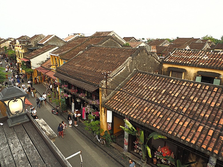 會安古鎮 (來遠橋、Faifo Coffee、華人會館群)、會安夜市、在地美食HOME Hoi An 餐廳、秋盆河乘船放水燈 — 2025年越南峴港、會安、美山、順化、巴拿山 — 聯合國世界文化遺產及遊樂園之六日悠遊 第一回