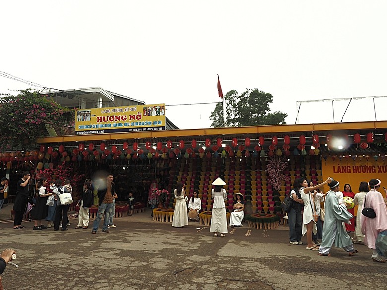 順化皇城(Kinh thành Huế)、啟定皇陵(Lăng Khải Định)、靈姥寺(天姥寺) (Chùa Thiên Mụ)、線香民俗文化村(Incense Village)、皇帝宮廷宴,附掛峴港 AU LAC BEACH海鮮餐廳 — 2025年越南峴港、會安、美山、順化、巴拿山太陽世界六日歷史文化及遊樂園之旅 第五回