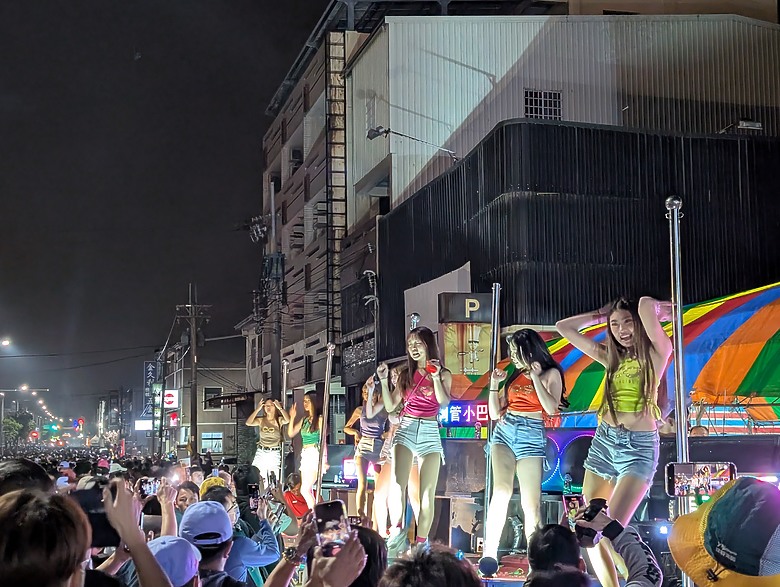 點我看大圖 2025 繞境大白 大甲媽繞境 一起追女神 熱血熬夜12小時