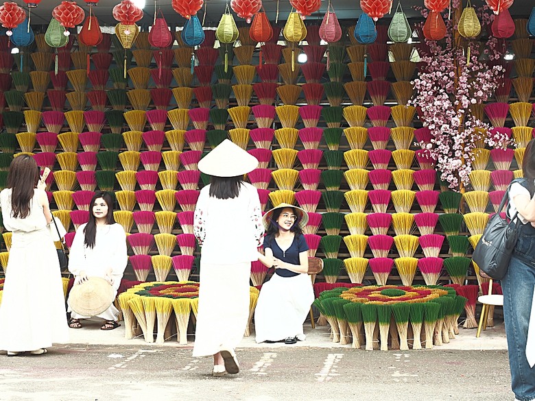 順化皇城(Kinh thành Huế)、啟定皇陵(Lăng Khải Định)、靈姥寺(天姥寺) (Chùa Thiên Mụ)、線香民俗文化村(Incense Village)、皇帝宮廷宴,附掛峴港 AU LAC BEACH海鮮餐廳 — 2025年越南峴港、會安、美山、順化、巴拿山太陽世界六日歷史文化及遊樂園之旅 第五回