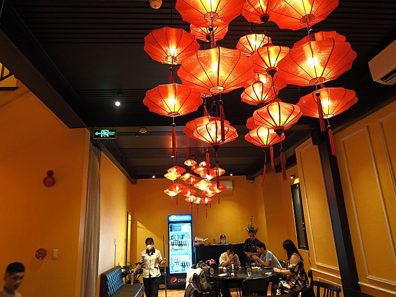 會安古鎮 (來遠橋、Faifo Coffee、華人會館群)、會安夜市、在地美食HOME Hoi An 餐廳、秋盆河乘船放水燈 — 2025年越南峴港、會安、美山、順化、巴拿山 — 聯合國世界文化遺產及遊樂園之六日悠遊 第一回