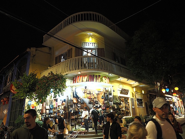 會安古鎮 (來遠橋、Faifo Coffee、華人會館群)、會安夜市、在地美食HOME Hoi An 餐廳、秋盆河乘船放水燈 — 2025年越南峴港、會安、美山、順化、巴拿山 — 聯合國世界文化遺產及遊樂園之六日悠遊 第一回