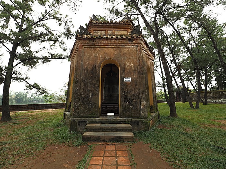 順化皇城(Kinh thành Huế)、啟定皇陵(Lăng Khải Định)、靈姥寺(天姥寺) (Chùa Thiên Mụ)、線香民俗文化村(Incense Village)、皇帝宮廷宴,附掛峴港 AU LAC BEACH海鮮餐廳 — 2025年越南峴港、會安、美山、順化、巴拿山太陽世界六日歷史文化及遊樂園之旅 第五回