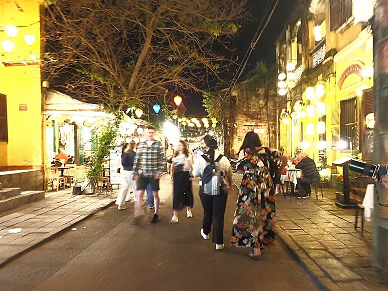 會安古鎮 (來遠橋、Faifo Coffee、華人會館群)、會安夜市、在地美食HOME Hoi An 餐廳、秋盆河乘船放水燈 — 2025年越南峴港、會安、美山、順化、巴拿山 — 聯合國世界文化遺產及遊樂園之六日悠遊 第一回