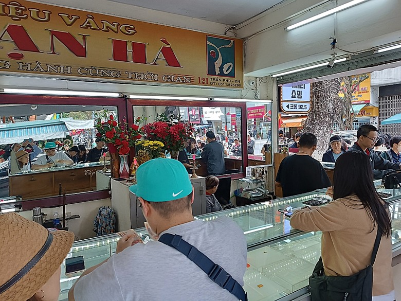 峴港市區 峴港大教堂、峴港博物館、漢市場、SOAN HA換匯、BANH MI越南法國麵包(午餐)、Banh Xeo Ba Tuyet (晚餐) 、SPA和按摩、My Xuan Cruise 遊輪夜遊峴港瀚江、龍橋噴火與山茶夜市、GO! Đà Nẵng量販店 — 2025年越南峴港、會安、美山、順化、巴拿山太陽世界六日歷史文化及遊樂園之旅 第七回