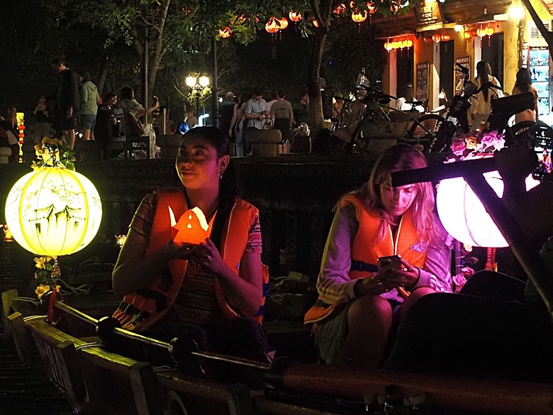 會安古鎮 (來遠橋、Faifo Coffee、華人會館群)、會安夜市、在地美食HOME Hoi An 餐廳、秋盆河乘船放水燈 — 2025年越南峴港、會安、美山、順化、巴拿山 — 聯合國世界文化遺產及遊樂園之六日悠遊 第一回
