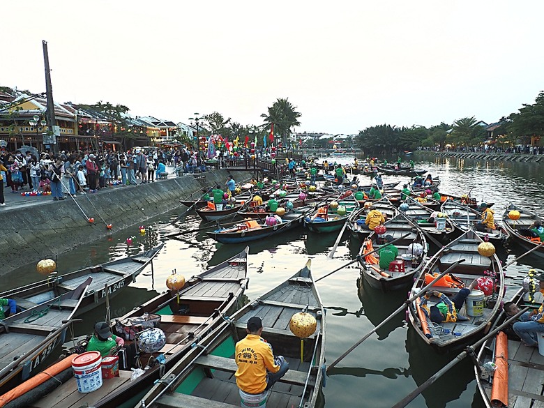 會安古鎮 (來遠橋、Faifo Coffee、華人會館群)、會安夜市、在地美食HOME Hoi An 餐廳、秋盆河乘船放水燈 — 2025年越南峴港、會安、美山、順化、巴拿山 — 聯合國世界文化遺產及遊樂園之六日悠遊 第一回