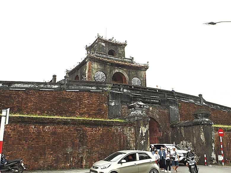 順化皇城(Kinh thành Huế)、啟定皇陵(Lăng Khải Định)、靈姥寺(天姥寺) (Chùa Thiên Mụ)、線香民俗文化村(Incense Village)、皇帝宮廷宴,附掛峴港 AU LAC BEACH海鮮餐廳 — 2025年越南峴港、會安、美山、順化、巴拿山太陽世界六日歷史文化及遊樂園之旅 第五回