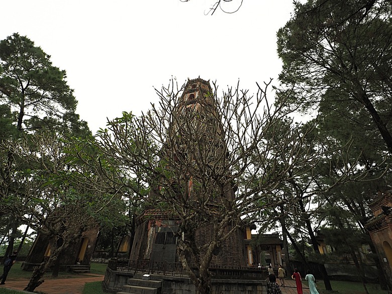 順化皇城(Kinh thành Huế)、啟定皇陵(Lăng Khải Định)、靈姥寺(天姥寺) (Chùa Thiên Mụ)、線香民俗文化村(Incense Village)、皇帝宮廷宴,附掛峴港 AU LAC BEACH海鮮餐廳 — 2025年越南峴港、會安、美山、順化、巴拿山太陽世界六日歷史文化及遊樂園之旅 第五回