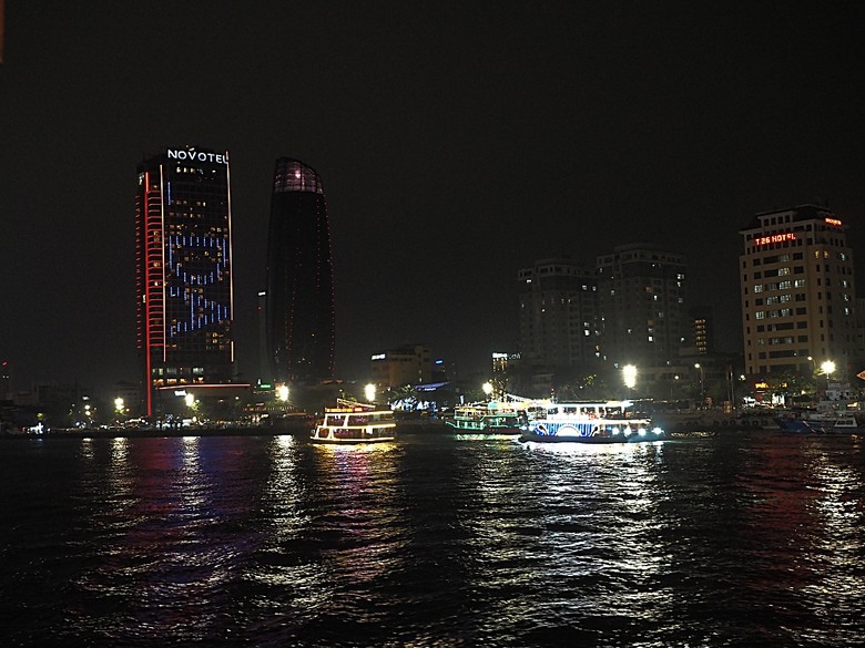 峴港市區 峴港大教堂、峴港博物館、漢市場、SOAN HA換匯、BANH MI越南法國麵包(午餐)、Banh Xeo Ba Tuyet (晚餐) 、SPA和按摩、My Xuan Cruise 遊輪夜遊峴港瀚江、龍橋噴火與山茶夜市、GO! Đà Nẵng量販店 — 2025年越南峴港、會安、美山、順化、巴拿山太陽世界六日歷史文化及遊樂園之旅 第七回