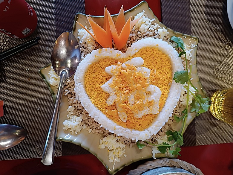 順化皇城(Kinh thành Huế)、啟定皇陵(Lăng Khải Định)、靈姥寺(天姥寺) (Chùa Thiên Mụ)、線香民俗文化村(Incense Village)、皇帝宮廷宴,附掛峴港 AU LAC BEACH海鮮餐廳 — 2025年越南峴港、會安、美山、順化、巴拿山太陽世界六日歷史文化及遊樂園之旅 第五回