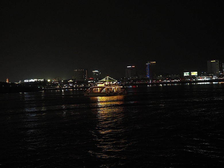 峴港市區 峴港大教堂、峴港博物館、漢市場、SOAN HA換匯、BANH MI越南法國麵包(午餐)、Banh Xeo Ba Tuyet (晚餐) 、SPA和按摩、My Xuan Cruise 遊輪夜遊峴港瀚江、龍橋噴火與山茶夜市、GO! Đà Nẵng量販店 — 2025年越南峴港、會安、美山、順化、巴拿山太陽世界六日歷史文化及遊樂園之旅 第七回
