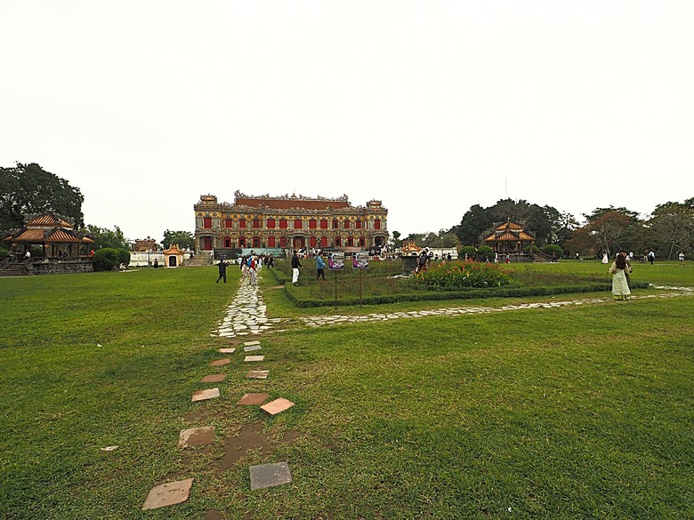 順化皇城(Kinh thành Huế)、啟定皇陵(Lăng Khải Định)、靈姥寺(天姥寺) (Chùa Thiên Mụ)、線香民俗文化村(Incense Village)、皇帝宮廷宴,附掛峴港 AU LAC BEACH海鮮餐廳 — 2025年越南峴港、會安、美山、順化、巴拿山太陽世界六日歷史文化及遊樂園之旅 第五回