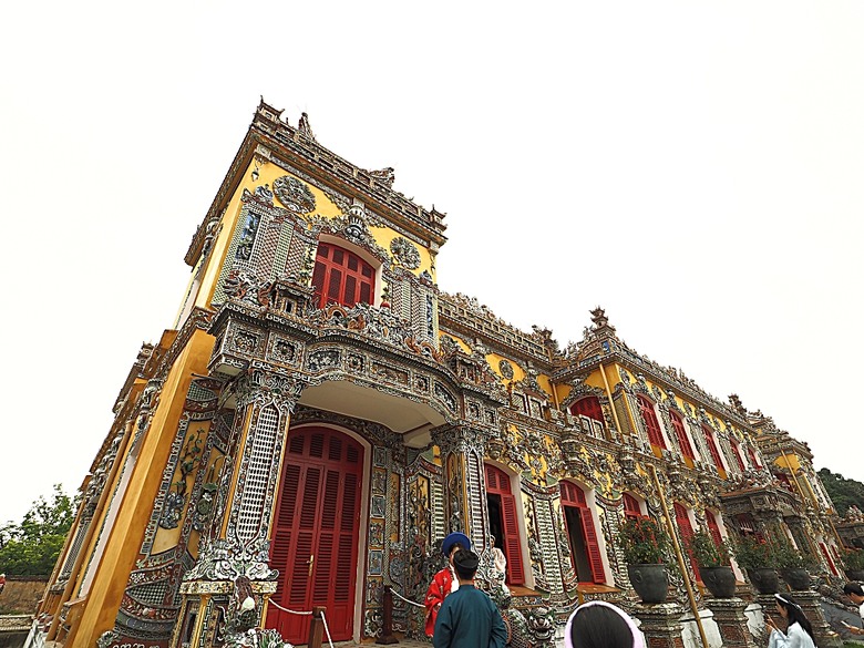 順化皇城(Kinh thành Huế)、啟定皇陵(Lăng Khải Định)、靈姥寺(天姥寺) (Chùa Thiên Mụ)、線香民俗文化村(Incense Village)、皇帝宮廷宴，附掛峴港 AU LAC BEACH海鮮餐廳 — 2025年越南峴港、會安、美山、順化、巴拿山太陽世界六日歷史文化及遊樂園之旅 第五回